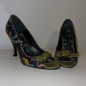 Dolce & Gabbanna FLORAL PRINT OPEN TOE PUMP
COLOR: GREEN
SZ: 36 1/2 Color: 002